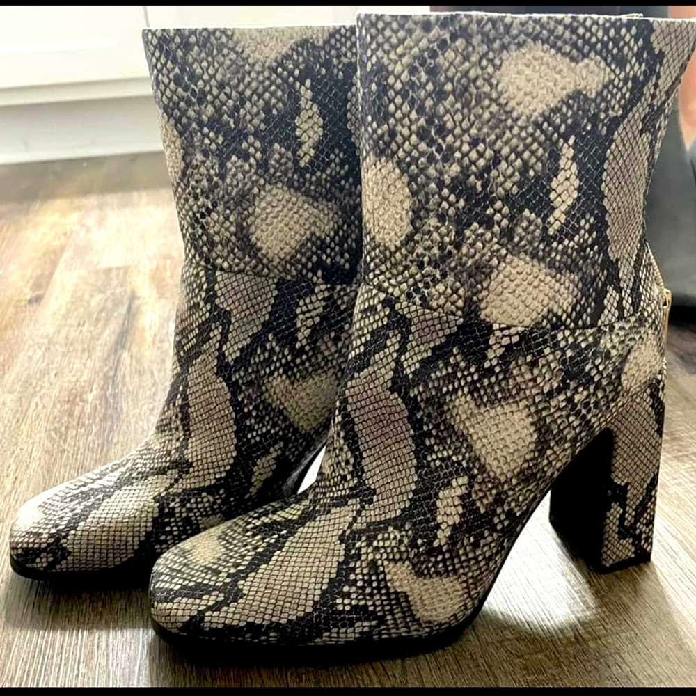 NWOT JustFab booties size 8